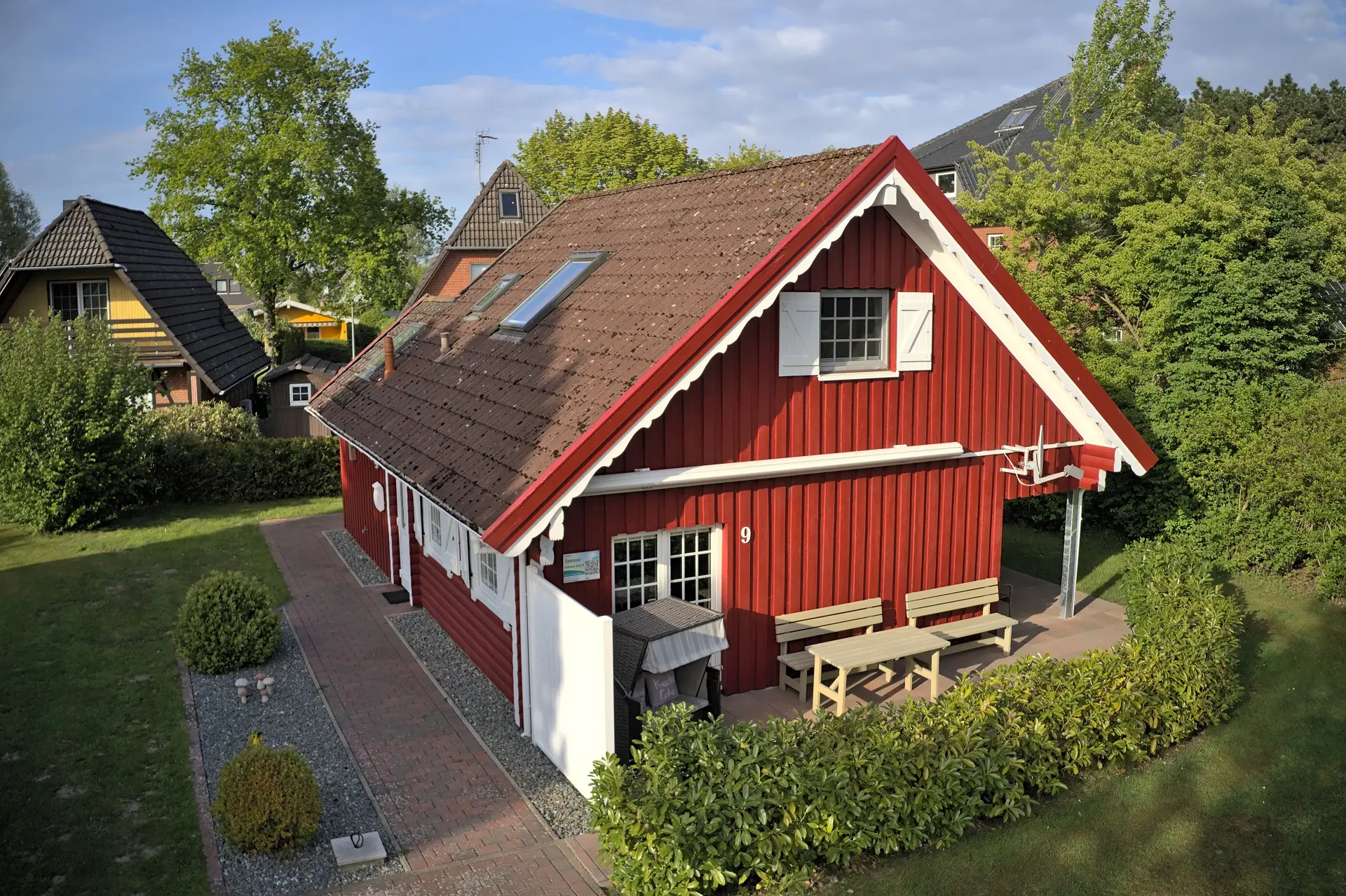 Außenansicht des Feriehaus Seerose mit Terasse, Strandkorb und Sauna.