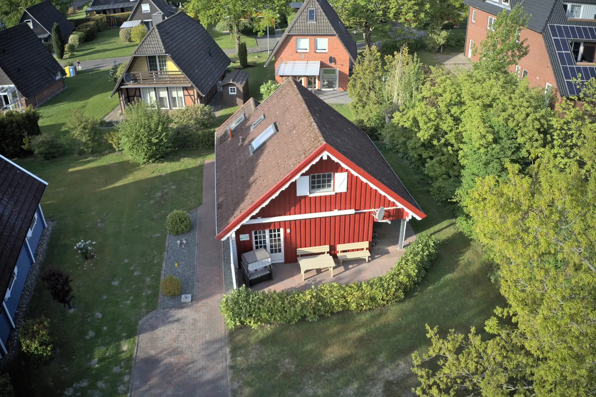 Außenansicht des Feriehaus Seerose mit Terasse und Strandkorb