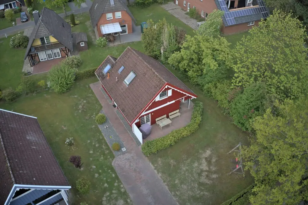 Rotes skandinavisches Ferienhaus mit großem Garten