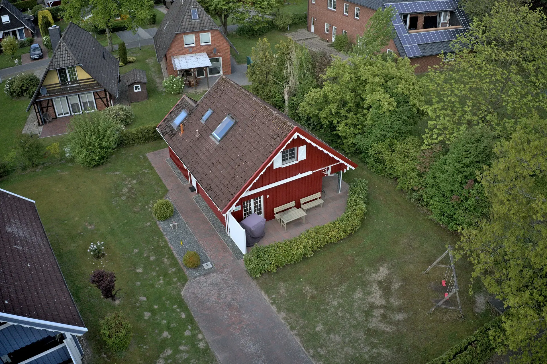 Außenansicht des Feriehaus Seerose mit Terasse, Strandkorb und Sauna.