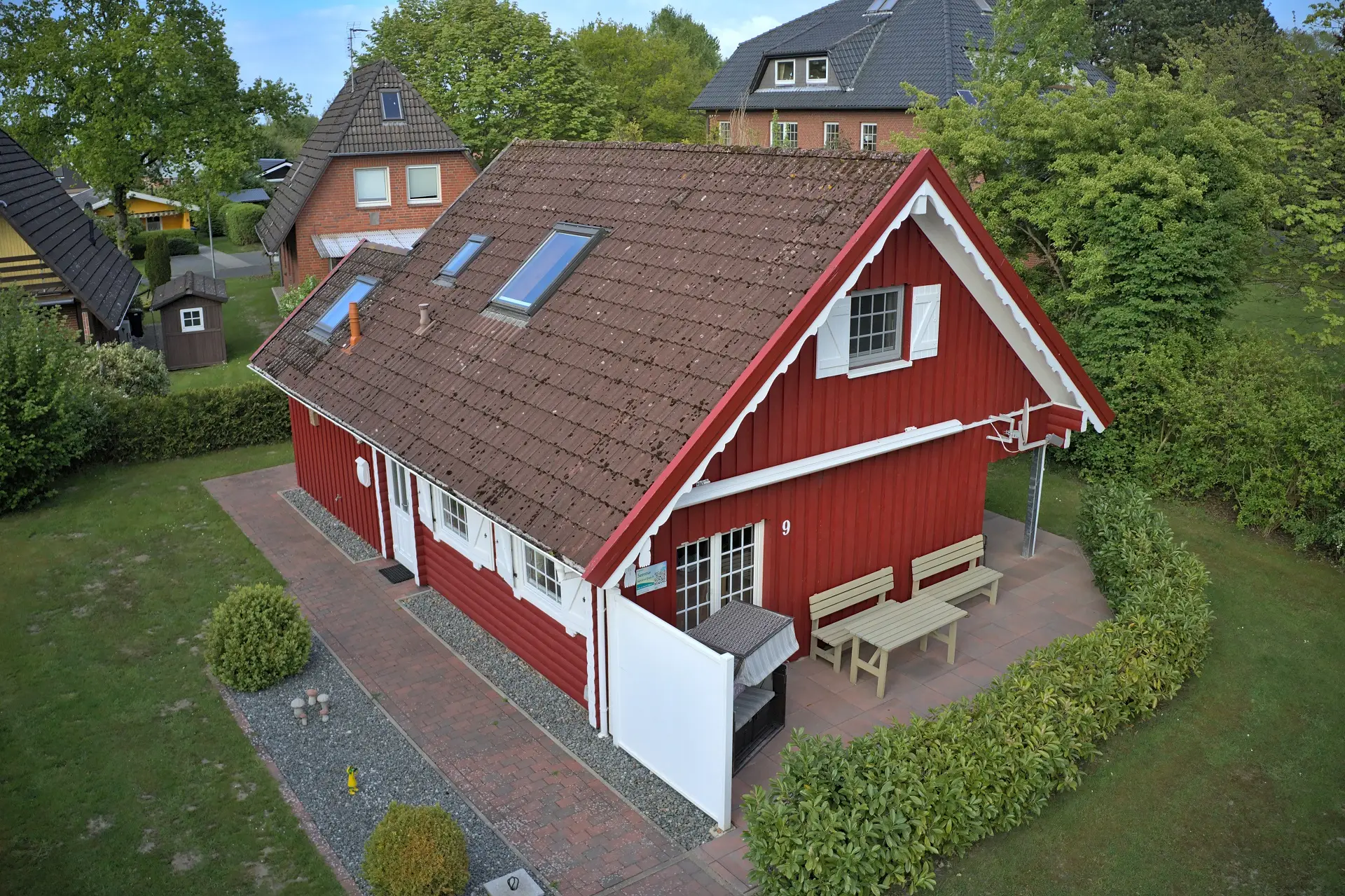 Außenansicht des Feriehaus Seerose mit Terasse, Strandkorb und Sauna.
