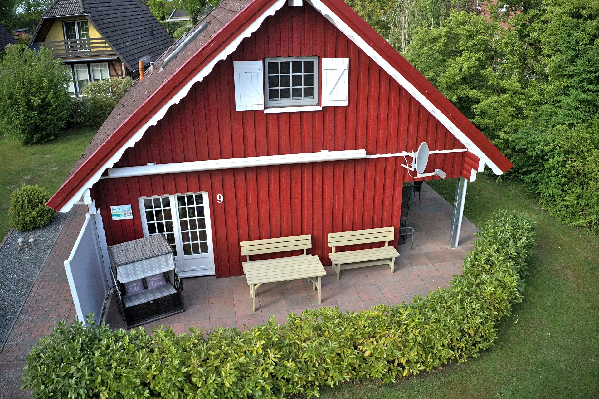 Außenansicht des Feriehaus Seerose mit Terasse, Strandkorb und Sauna.