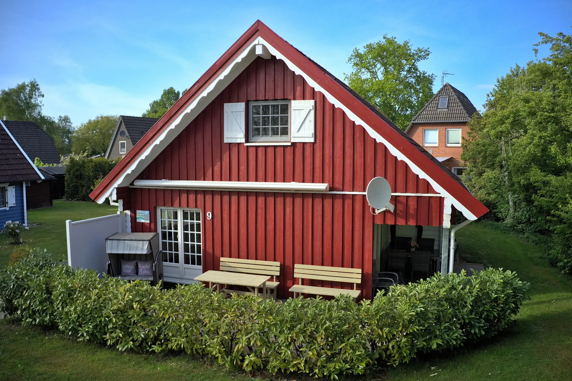 Außenansicht des Feriehaus Seerose mit Terasse, Strandkorb und Sauna.