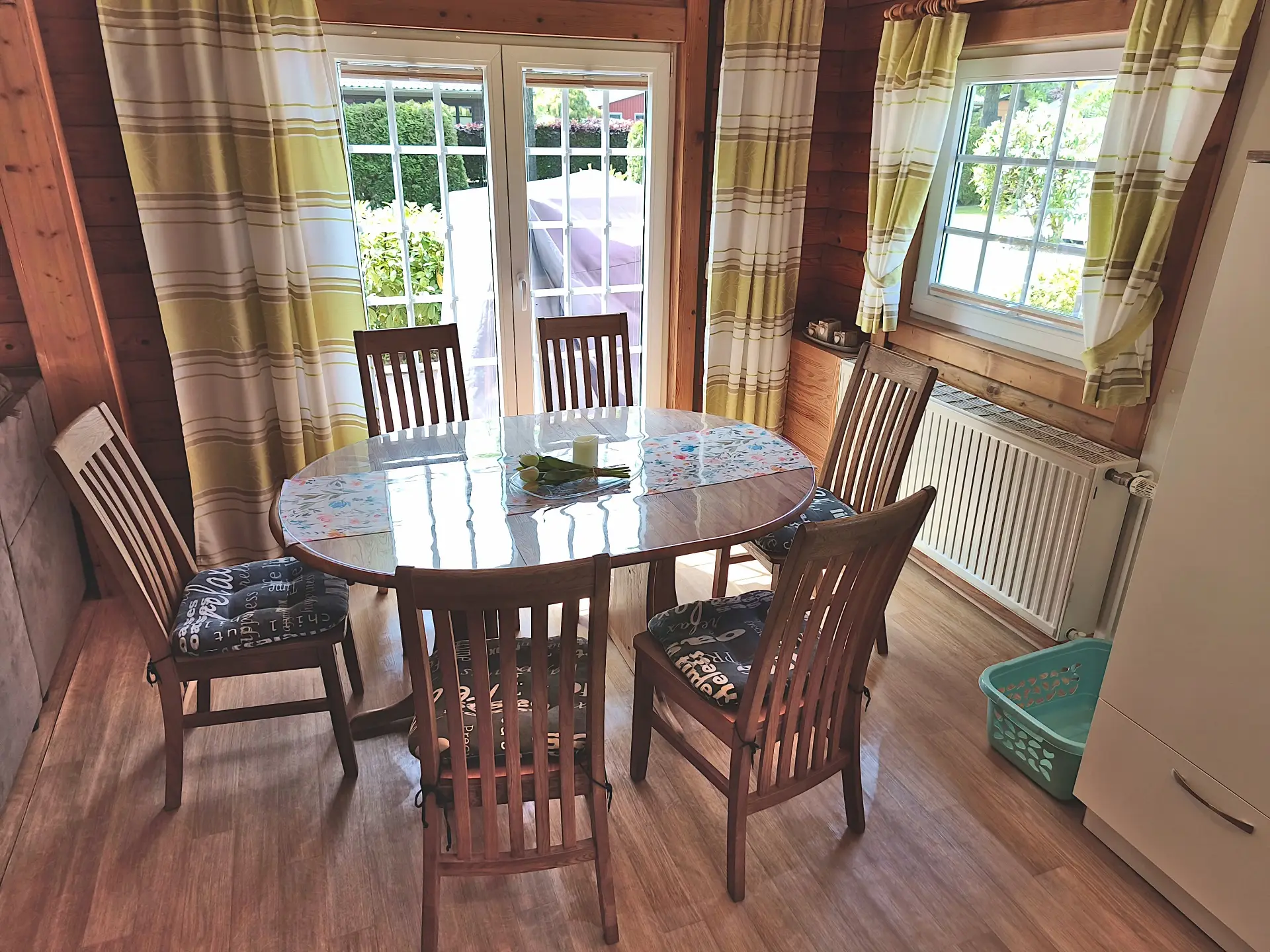 großzügiges Esszimmer mit sechs Stühlen. Platz für die ganze Familie