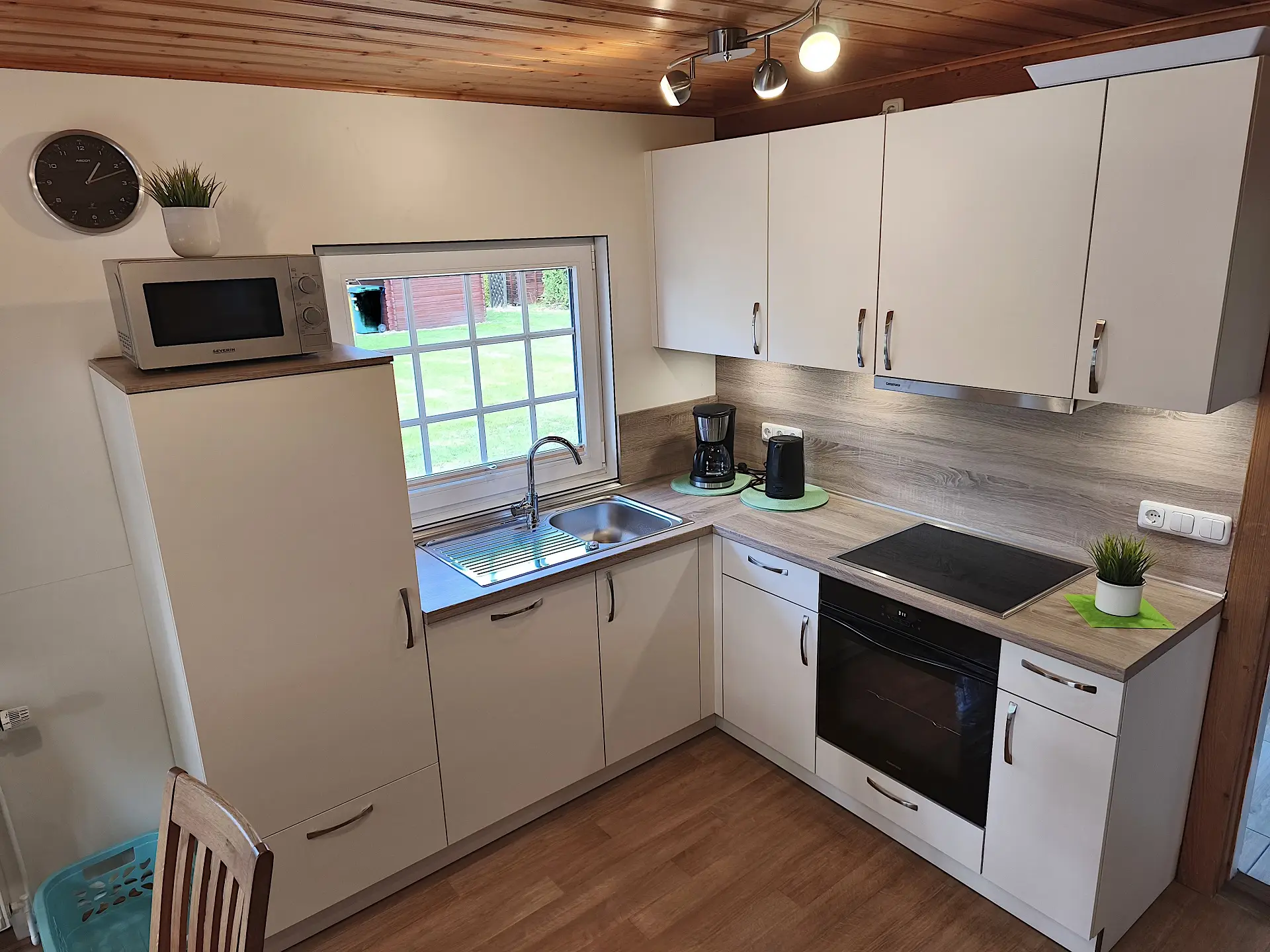 Neu renovierte Küche mit Backofen, Mikrowelle, Spüle und Kühlschrank. Damit auch im Urlaub nichts fehlt.